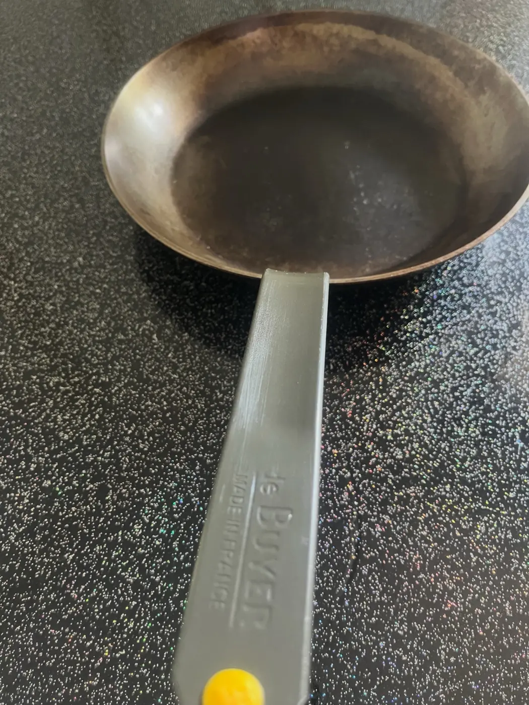 Marquage De Buyer Made in France sur le manche de la petite poêle en acier de 28 cm